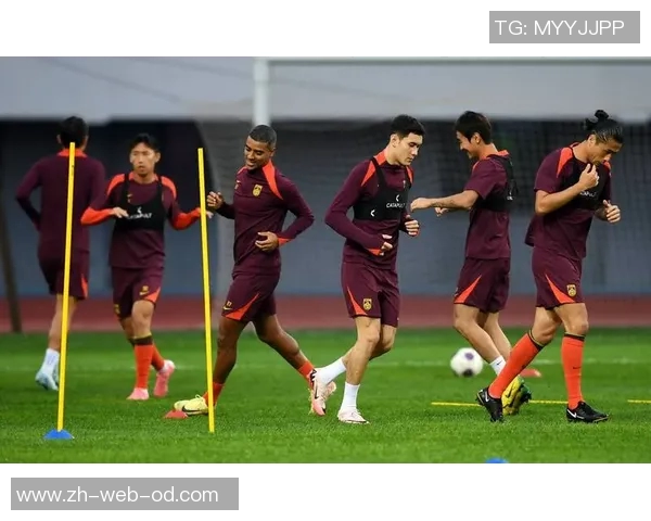 国足客战印尼后备战热身赛艾克森阿兰骑车训练展现状态